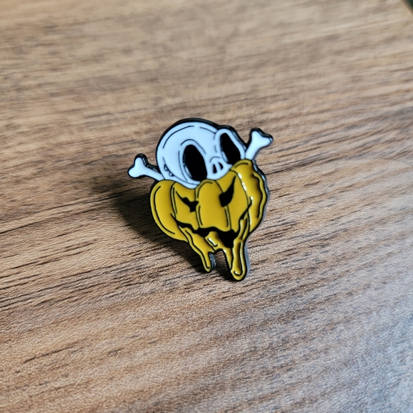 Skeleton Skull Pumpkin Enamel Pin - Picture 1 of 6